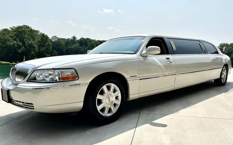 ليموزين فورد لينكلن فضي